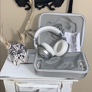 Ariana Grande Brookstone Bluetooth cat headphones